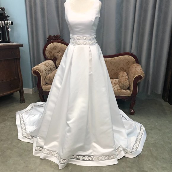 Sample Bridgerton Wedding Dress, Satin Aline ballgown, White Size 4, Reg $2599 - Picture 2 of 16